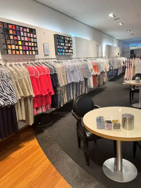 Voor de (dag) gasten van een bruiloft. Suitkledij.